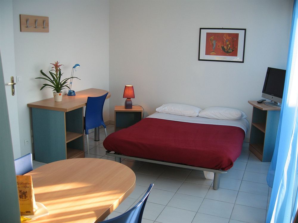 Sejours & Affaires Clermont Ferrand Park Republique Aparthotel Стая снимка